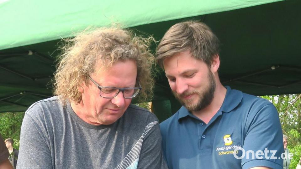 Stefan Kuhn vom Jugendamt (links) und KJR-Vorsitzender Peter Neumeier (rechts) formten Saatkugeln für den Garten zu Hause. Bild: Hirsch