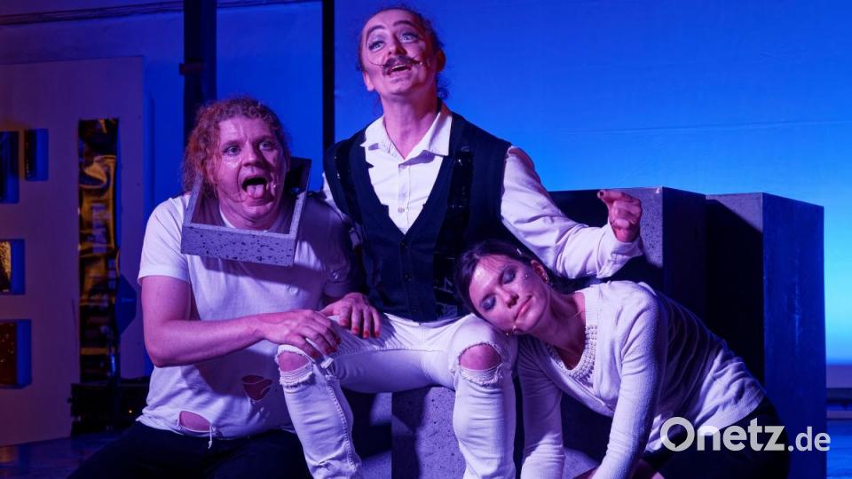Mit seiner Bühnenversion des Romans &quot;A Clockwork Orange&quot; von Anthony Burgess lässt das Ovigo-Theater die Droogs um Gangchef Alex am Freitag und Samstag auf das Publikum in der Waldsassener Glashütte Lamberts los. Bild: tr
