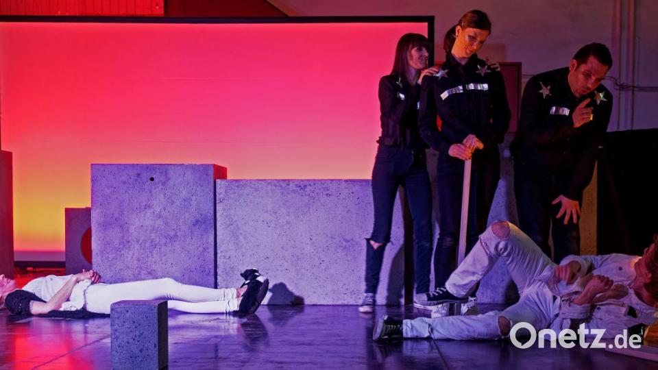 Mit seiner Bühnenversion des Romans &quot;A Clockwork Orange&quot; von Anthony Burgess lässt das Ovigo-Theater die Droogs um Gangchef Alex am Freitag und Samstag auf das Publikum in der Waldsassener Glashütte Lamberts los. Bild: tr