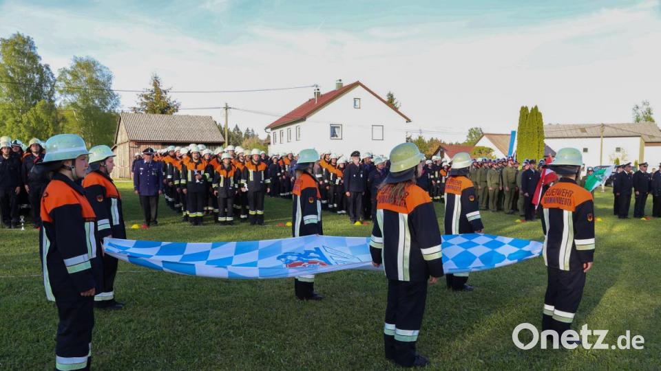 Die Fahne des Landesfeuerwehrverbandes wird zu den Klängen der Feuerwehrhymne eingeholt Bild: rw
