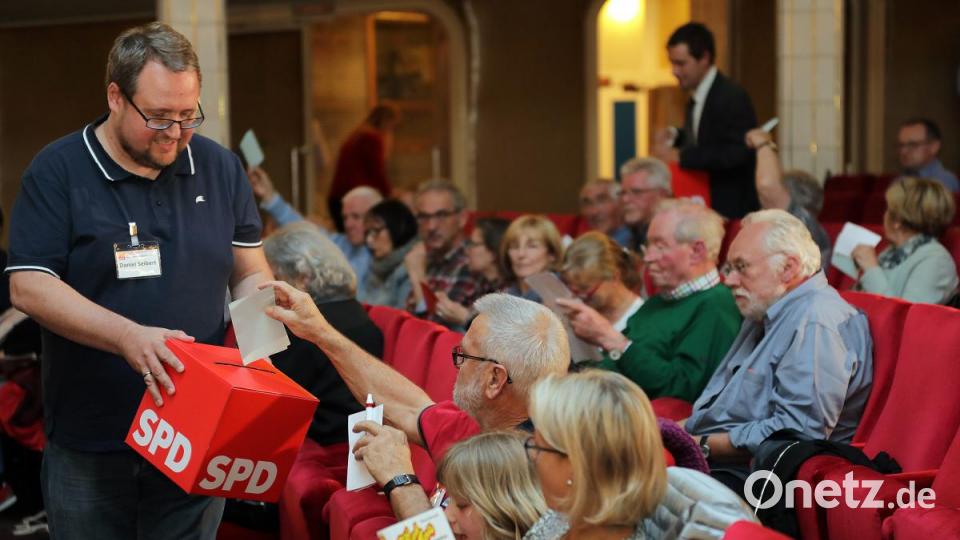 Stimmabgabe für die geheime Wahl der einzelnen Plätze auf der Stadtratsliste. Daniel Seibert sammelt die Wahlzettel ein. Bild: Wolfgang Steinbacher