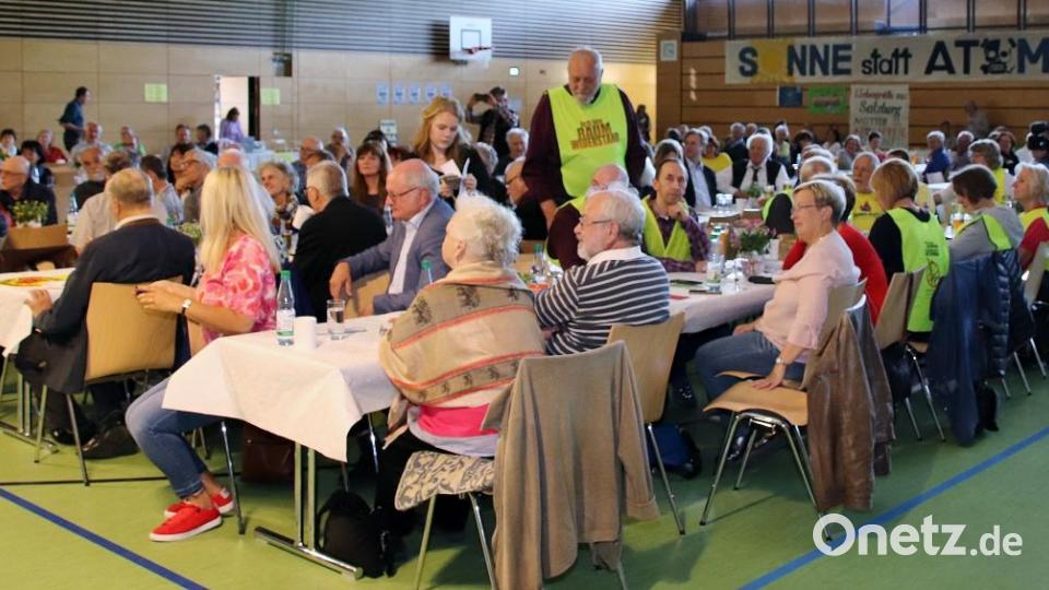Blick in die Oberpfalzhalle, in der am Samstag die Veranstaltung &quot;30 Jahre Ende der WAA - unser Engagement für die Zukunft&quot; stattfand. Rund 200 Interessierte waren dazu gekommen, teils von weit her. Bild: Thomas Dobler