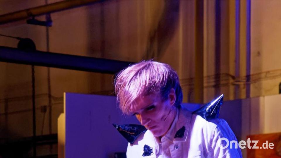 Mit seiner Bühnenversion des Romans &quot;A Clockwork Orange&quot; von Anthony Burgess lässt das Ovigo-Theater die Droogs um Gangchef Alex am Freitag und Samstag auf das Publikum in der Waldsassener Glashütte Lamberts los. Bild: tr