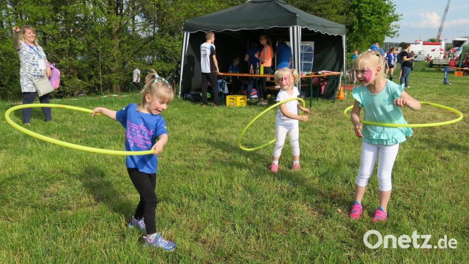 Der Hula-Hoop-Reifen ist wieder "in". Beim Kreisjugendtag war er ein gefragtes Sportgerät. Bild: Hirsch