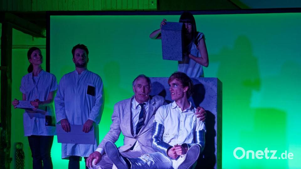 Mit seiner Bühnenversion des Romans &quot;A Clockwork Orange&quot; von Anthony Burgess lässt das Ovigo-Theater die Droogs um Gangchef Alex am Freitag und Samstag auf das Publikum in der Waldsassener Glashütte Lamberts los. Bild: tr