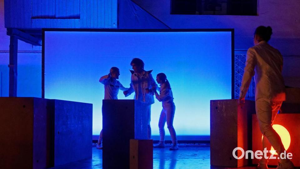 Mit seiner Bühnenversion des Romans &quot;A Clockwork Orange&quot; von Anthony Burgess lässt das Ovigo-Theater die Droogs um Gangchef Alex am Freitag und Samstag auf das Publikum in der Waldsassener Glashütte Lamberts los. Bild: tr