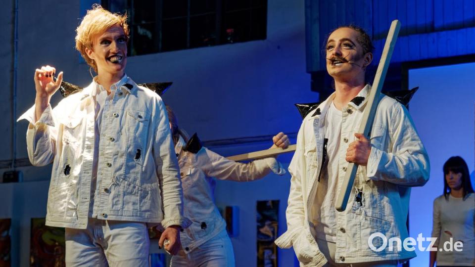 Mit seiner Bühnenversion des Romans &quot;A Clockwork Orange&quot; von Anthony Burgess lässt das Ovigo-Theater die Droogs um Gangchef Alex am Freitag und Samstag auf das Publikum in der Waldsassener Glashütte Lamberts los. Bild: tr