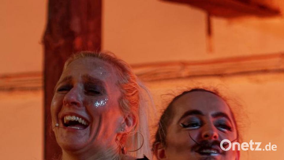 Mit seiner Bühnenversion des Romans &quot;A Clockwork Orange&quot; von Anthony Burgess lässt das Ovigo-Theater die Droogs um Gangchef Alex am Freitag und Samstag auf das Publikum in der Waldsassener Glashütte Lamberts los. Bild: tr