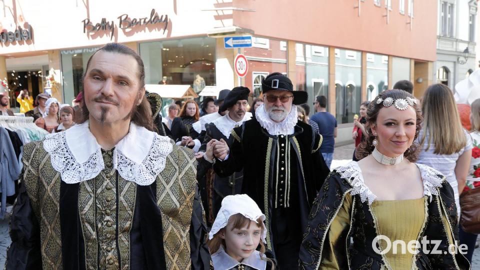 Formvollendet königlich geben sich Winterkönig Andy Kuntz und Joanna Lissai als seine Angetraute Elisabeth Stuart beim Zug des Ensembles durch die Innenstadt. Bild: Wolfgang Steinbacher