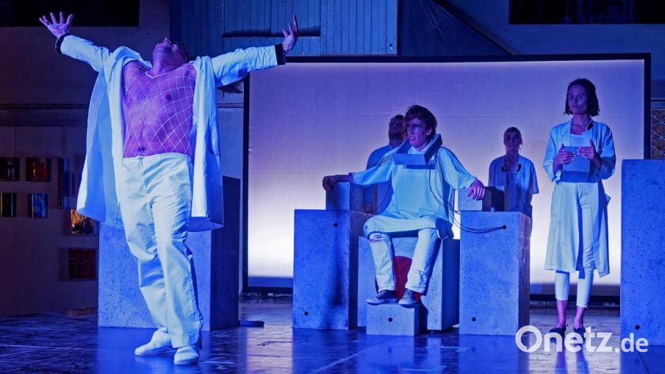 Mit seiner Bühnenversion des Romans &quot;A Clockwork Orange&quot; von Anthony Burgess lässt das Ovigo-Theater die Droogs um Gangchef Alex am Freitag und Samstag auf das Publikum in der Waldsassener Glashütte Lamberts los. Bild: tr