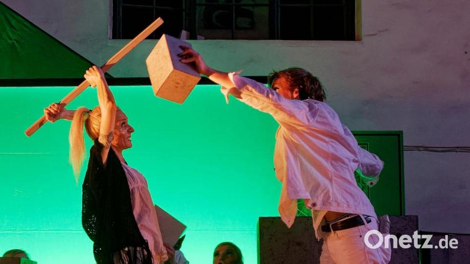 Mit seiner Bühnenversion des Romans &quot;A Clockwork Orange&quot; von Anthony Burgess lässt das Ovigo-Theater die Droogs um Gangchef Alex am Freitag und Samstag auf das Publikum in der Waldsassener Glashütte Lamberts los. Bild: tr