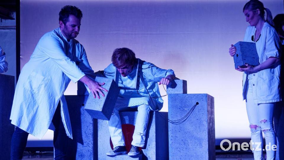 Mit seiner Bühnenversion des Romans &quot;A Clockwork Orange&quot; von Anthony Burgess lässt das Ovigo-Theater die Droogs um Gangchef Alex am Freitag und Samstag auf das Publikum in der Waldsassener Glashütte Lamberts los. Bild: tr