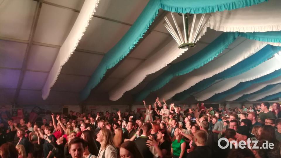 Das Festzelt stand Kopf bei den Troglauern Buam. Bild: mma