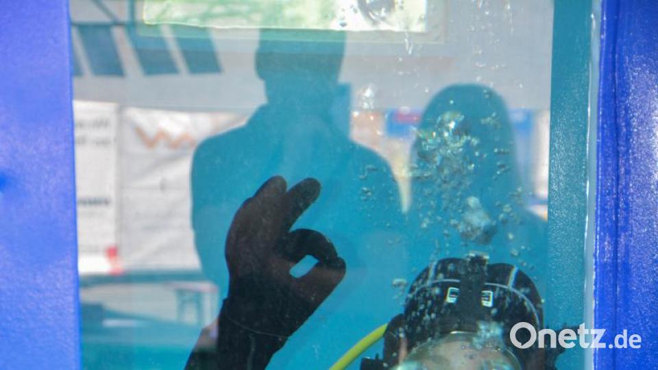 Die Zwiesprache mit dem Mann im Tauchcontainer ging nur über Handzeichen. Bild: Freya Stöckl