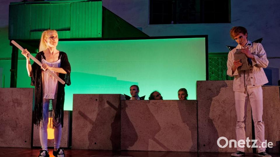 Mit seiner Bühnenversion des Romans &quot;A Clockwork Orange&quot; von Anthony Burgess lässt das Ovigo-Theater die Droogs um Gangchef Alex am Freitag und Samstag auf das Publikum in der Waldsassener Glashütte Lamberts los. Bild: tr