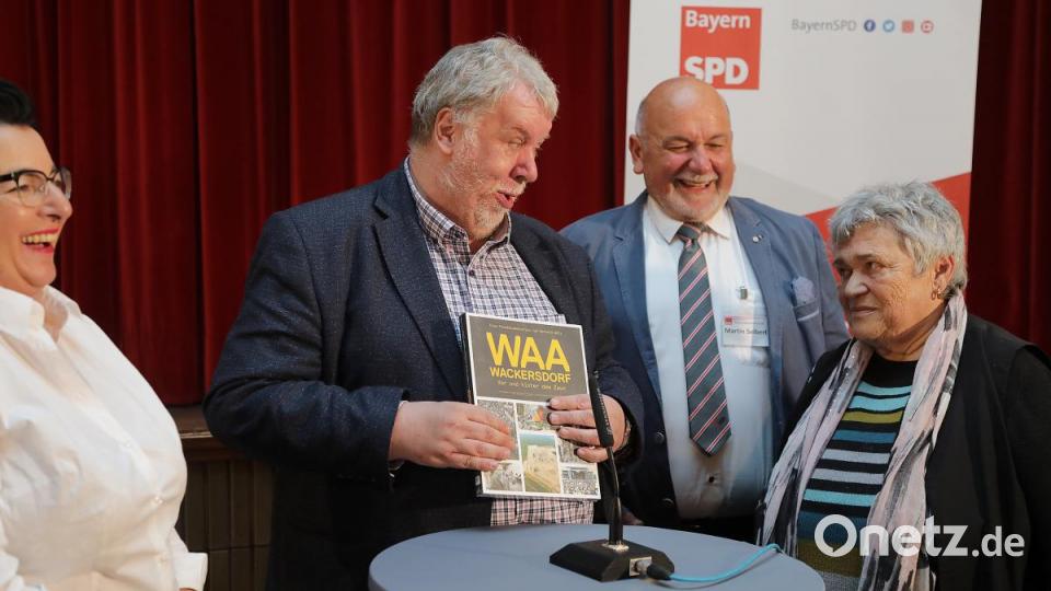 Ingrid Lay (rechts) wird für 60 Jahre bei der SPD mit einem WAA-Buch bedacht. Bild: Wolfgang Steinbacher