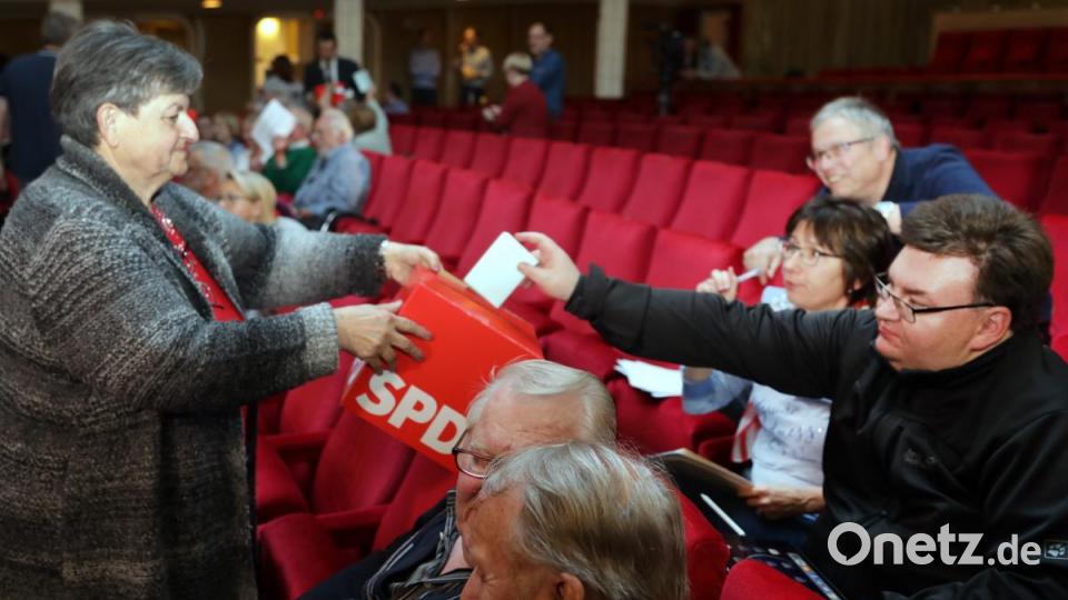 Stimmabgabe für die geheime Wahl der einzelnen Plätze auf der Stadtratsliste. Bild: Wolfgang Steinbacher