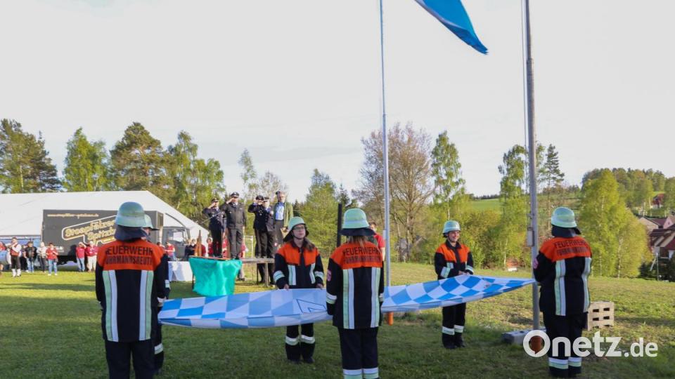 Die Fahne des Landesfeuerwehrverbandes wird zu den Klängen der Feuerwehrhymne eingeholt Bild: rw