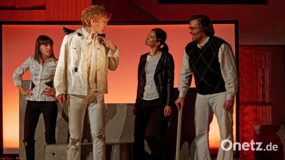 Mit seiner Bühnenversion des Romans &quot;A Clockwork Orange&quot; von Anthony Burgess lässt das Ovigo-Theater die Droogs um Gangchef Alex am Freitag und Samstag auf das Publikum in der Waldsassener Glashütte Lamberts los. Bild: tr