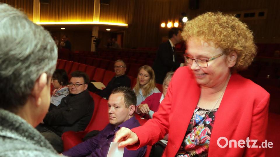 Brigitte Netta gibt ihre Stimme ab. Bild: Wolfgang Steinbacher