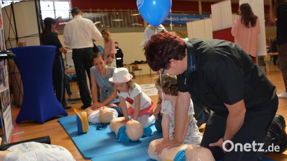 Mit einer Puppe können auch Kinder die Herzdruckmassage üben. Bild: Freya Stöckl
