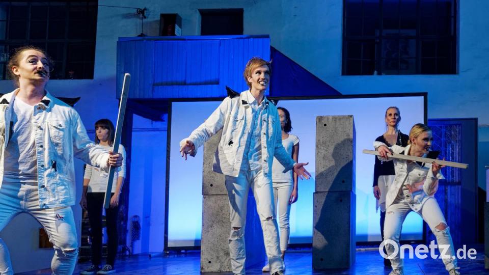 Mit seiner Bühnenversion des Romans &quot;A Clockwork Orange&quot; von Anthony Burgess lässt das Ovigo-Theater die Droogs um Gangchef Alex am Freitag und Samstag auf das Publikum in der Waldsassener Glashütte Lamberts los. Bild: tr