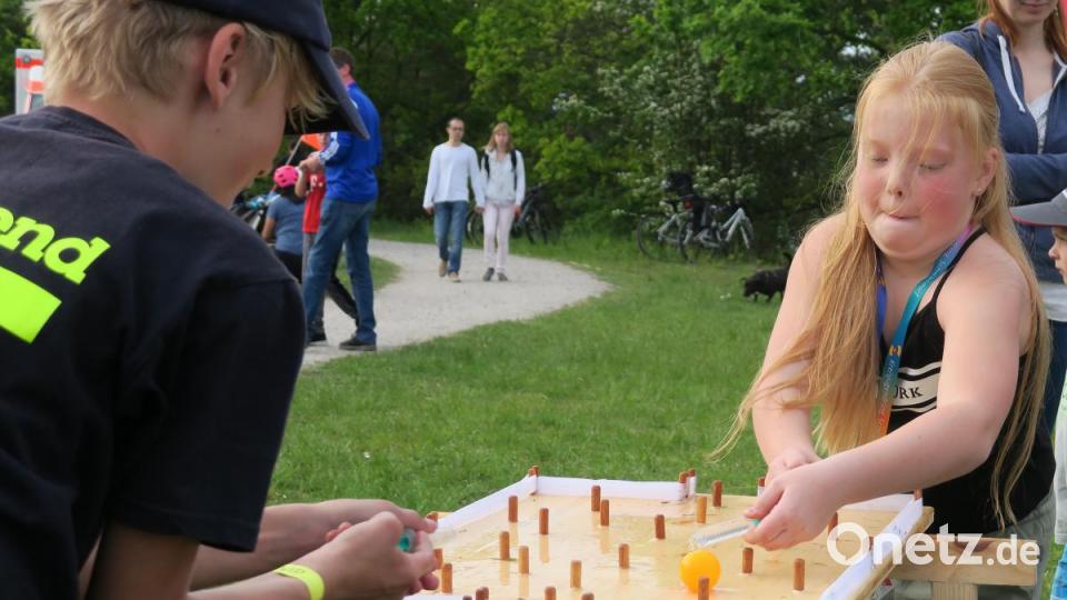 Tipp-Kick mit Wasserspritzen: Die Kinder hatten ihren Spaß. Bild: Hirsch
