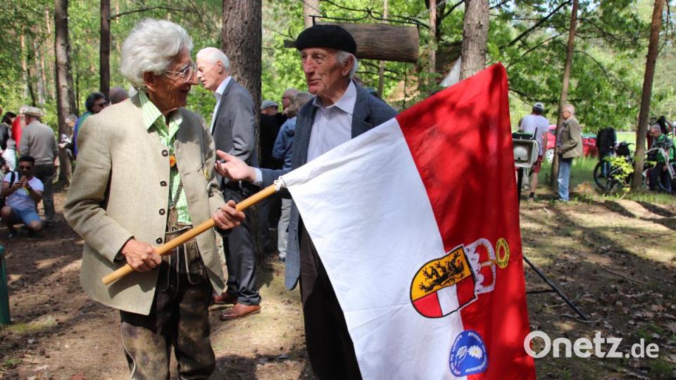 Der 90-jährige Harald Engländer (links) war extra aus Salzburg angereist, um beim Gedenken an den WAA-Widerstand dabei zu sein. Die Stadt Salzburg spielte in den 1980er Jahren eine wichtige Rolle bei der Verhinderung der WAA in Wackersdorf. Bild: Thomas Dobler