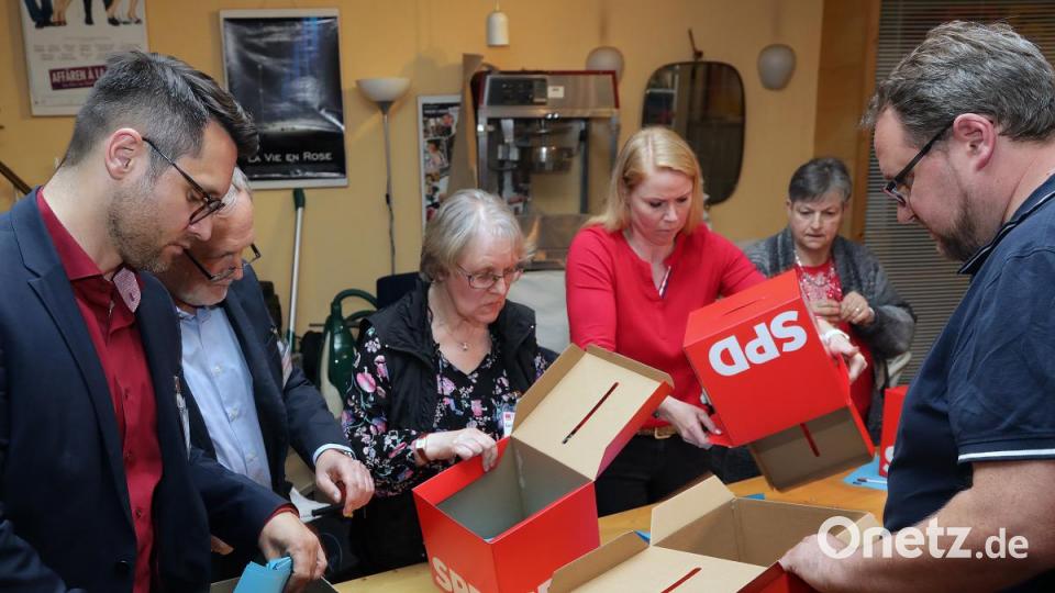 Die Wahlurnen werden geleert. Bild: Wolfgang Steinbacher