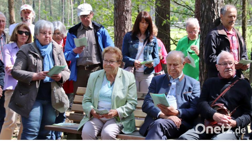 Am Franziskus-Marterl fanden sich am Samstag viele bekannte Gesichter des damaligen WAA-Widerstands ein, unter ihnen (sitzend, von links) Irmgard Gietl, Hans Schuierer und Claus Bößenecker. Bild: Thomas Dobler