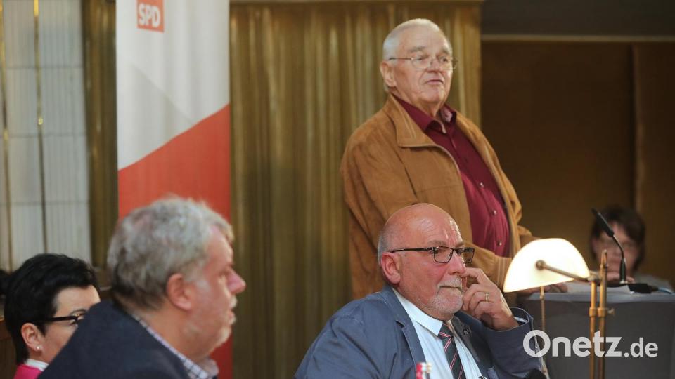 Heinz Netta (stehend) hätte auf der Nominierungsversammlung gerne mehr über die Europawahl gesprochen, drang damit aber nicht durch. Bild: Wolfgang Steinbacher