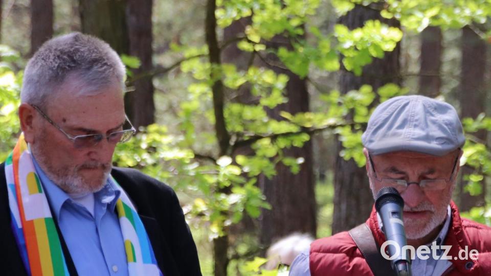 Pfarrer Klaus Rettig (links) und der Amberger Schriftsteller Friedrich Brandl verlesen die Fürbitten. Bild: Thomas Dobler