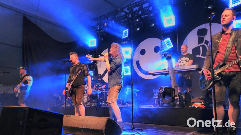 Es brauchte nicht lange, dann tanzten und sangen die Gäste im Hahnbacher Festzelt zu den beliebten Schlagersongs der Troglauer Buam Bild: mma