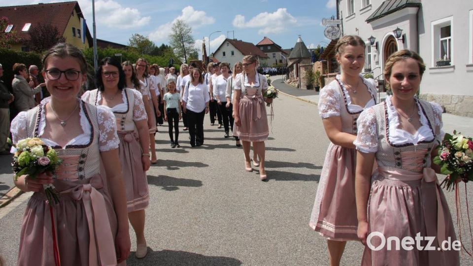 Fesch und ohne Zweifel schön anzusehen: Die Festdamen des Jubelvereins Bild: wro