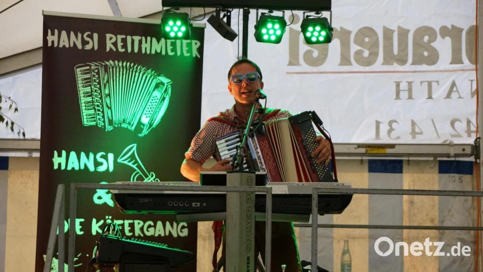 Fahrzeugsegung FFW Zinst: Hansi Reithmeier brachte ausgelassene Stimmung ins Festzelt. Bild: bkr