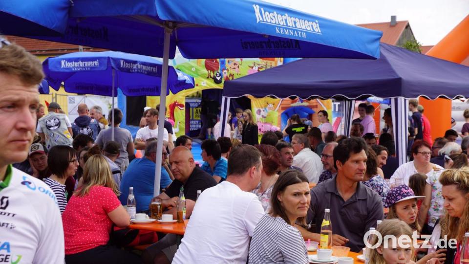 Fahrzeugsegung FFW Zinst: Tolle Biergartenstimmung. Im Zelt wurde es zu eng. Bänke im Freien brachten die erforderlichen Sitzplätze Bild: bkr
