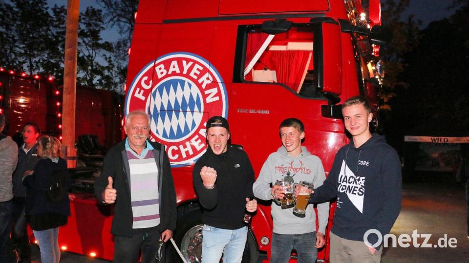 Die Meisterschaft vor einem FC-Bayern-Truck feiern, einzigartig für diese Fans. Bild: bsc