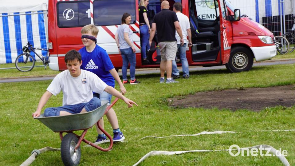 Fahrzeugsegung FFW Zinst: Die Kinder hatten ihren Spaß. Bild: bkr