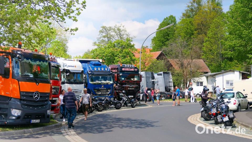 Bis an die Hauptstraße reihten sich die Brummis beim Trucker-Treffen. Bild: bsc