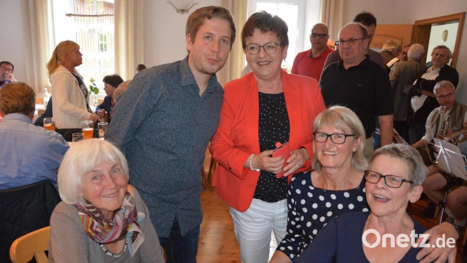 Kevin Kühnert mit der neuen SPD-Kreisvorsitzenden Brigitte Scharf und Anhängerinnen aus Reuth und Premenreuth. Bild: jr