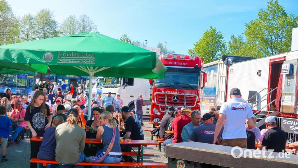 Feiern zwischen den "Giganten der Straße". Bild: bsc