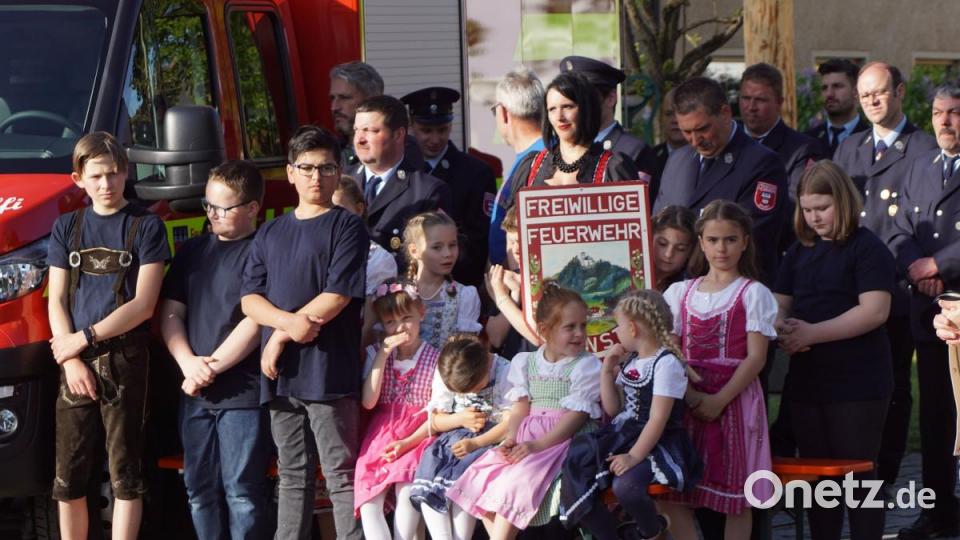 Fahrzeugsegung FFW Zinst: Die Kids der Zinster Wehr. Bild: bkr