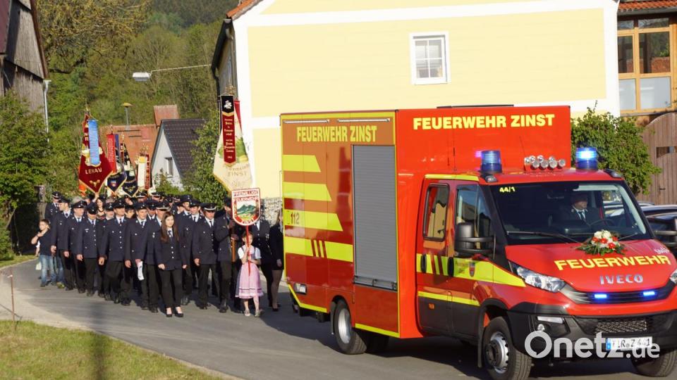Fahrzeugsegung FFW Zinst: Nach der Segnung führte das neue Einsatzfahrzeug den Zug zum Festzelt. Bild: bkr
