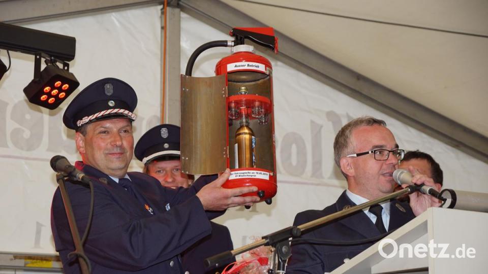 Fahrzeugsegung FFW Zinst: Einen Feuerlöscher besonderer Art hatte die Wehr aus Windischengrün dabei. Bild: bkr