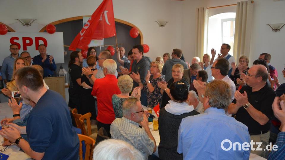 Euphorische Stimmung herrschte beim Einzug von Kevin Kühnert in den Schaumberger-Saal. Bild: jr