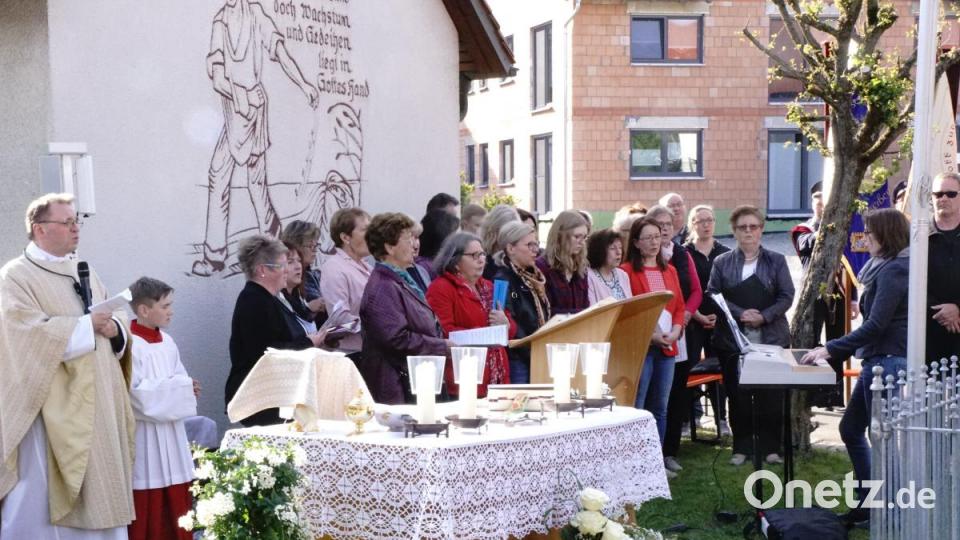 Fahrzeugsegung FFW Zinst: Der Kulmainer Kirchenchor unter der Leitung von Andrea Wörl. Viele neue Gesichter geben ihm eine kräftige Stimme. Volker Brandl hatte ihn bis zum Ende des vergangenen Jahres geprägt. Bild: bkr