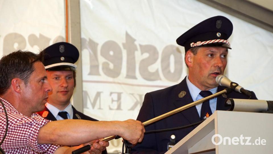 Fahrzeugsegung FFW Zinst: Markus Felix begrüßte die Ehrengäste und Besucher. In der Mitte Kommandant Andreas Kausler und Hansi Reithmeier brachte das Mikrofon in die richtige Position. Bild: bkr