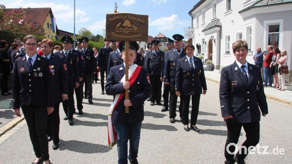 Angeführt wurde der Festzug durch die Brander Straße vom „Geburtstagskind“, der Freiwilligen Feuerwehr Fuhrmannsreuth. Bild: wro