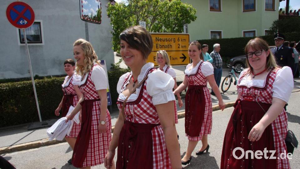 Gekommen waren auch die Festdamen vom Patenverein, FFW Brand in der Oberpfalz. Bild: wro