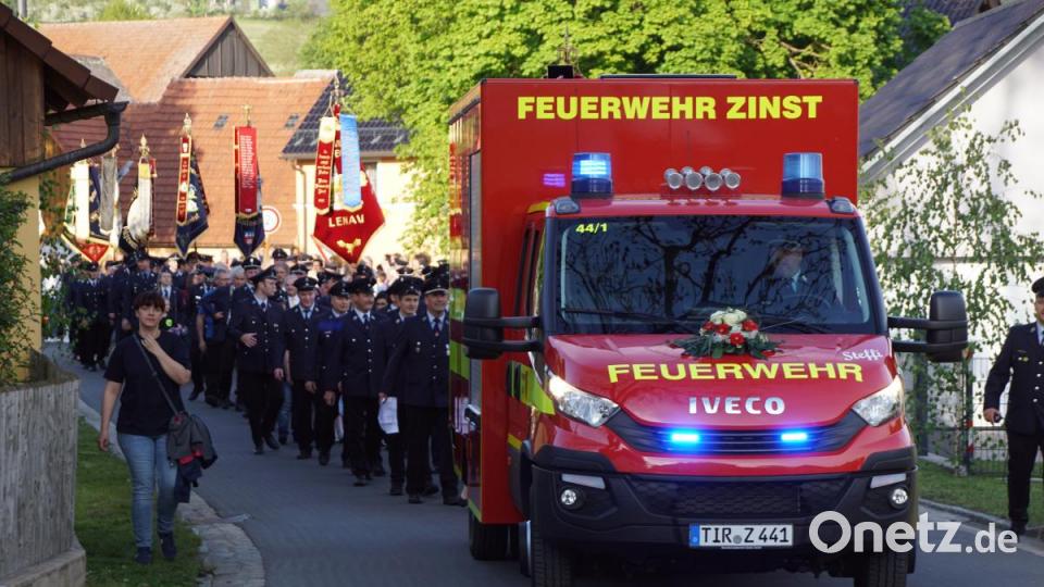 Fahrzeugsegung FFW Zinst: Nach der Segnung führte das neue Einsatzfahrzeug den Zug zum Festzelt. Bild: bkr